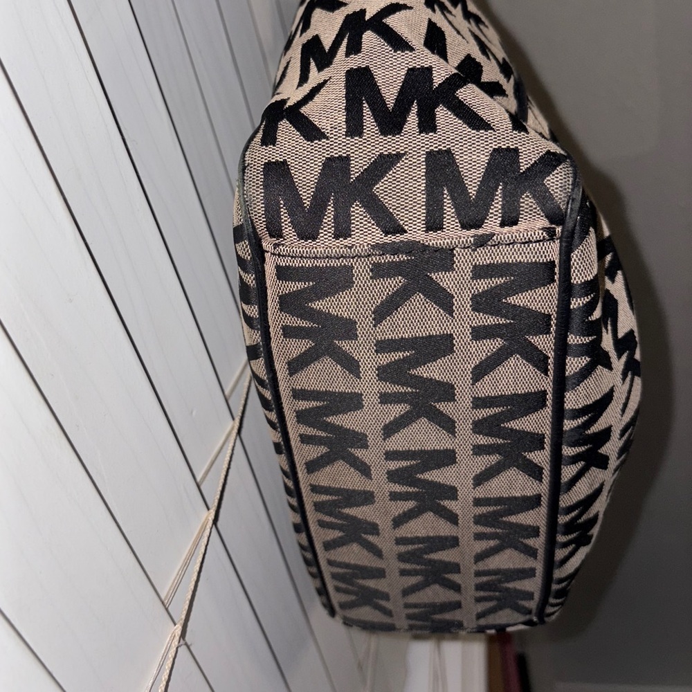 Micheal Kors Monogram Double Strap Handbag With Attached Gold Tone Lock Closure - Picture 6 of 13